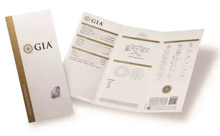 Ett officiellt GIA-diamantbrev med detaljerad gradering och certifikat.