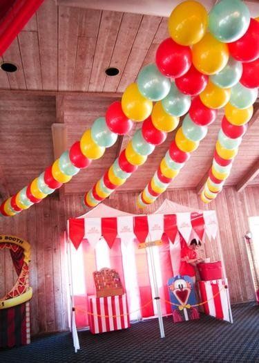 Färgglada heliumballonger i girlanger hänger i taket på en fest.