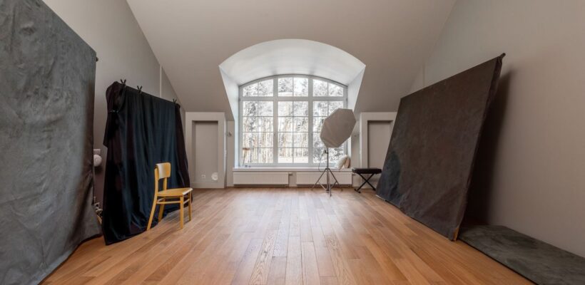 Hemmastudio med fönsterljus, bakgrunder och fotobelysning