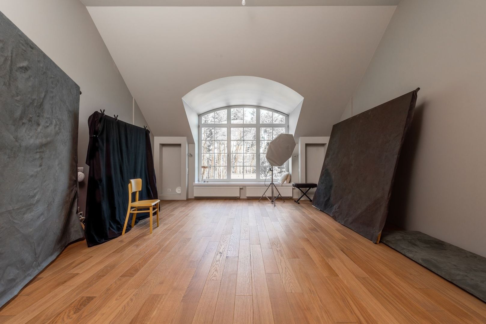 Hemmastudio med fönsterljus, bakgrunder och fotobelysning